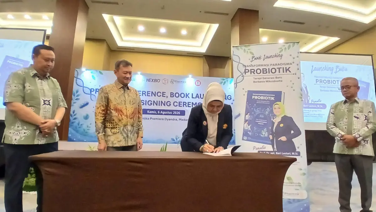 Guru Besar Farmakologi dan Farmasi Klinis Fakultas Farmasi Universitas Padjadjaran sekaligus Supervisor Research, Prof. Dr. apt. Keri Lestari menandatangani buku berjudul “Transformasi Paradigma Probiotik: Generasi Baru Kesehatan Berbasis Mikrobioma”, Kamis (6/8/2026). (Triadi Wibowo)