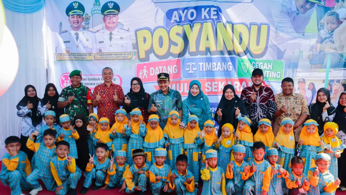Wali Kota Tebing Tinggi H. Iman Irdian Saragih didampingi Sekdako Erwin Suheri Damanik, Ketua TP PKK Kota Tebing Tinggi Hj. Susmira Wanti Iman Irdian, serta jajaran terkait berfoto bersama anak-anak usai membuka Kampanye Gerakan Masyarakat Hidup Sehat (Germas) dalam Intervensi Serentak Pencegahan Stunting (ISPS) Kota Tebing Tinggi Tahun 2026 di Pustu Persiakan, Kecamatan Padang Hulu, Kamis (6/8/). (Azan Purba/ Sumut Pos)