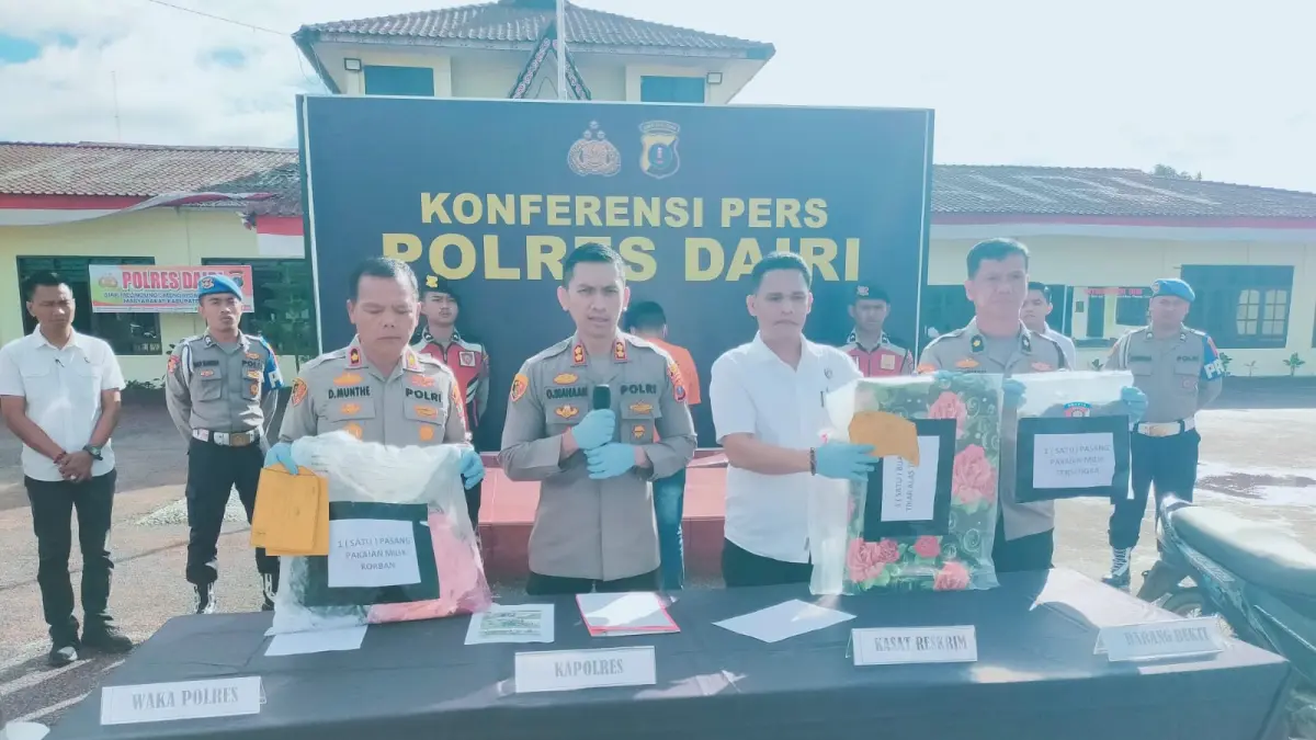 Kapolres Dairi AKBP Otniel Siahaan bersama Wakapolres Kompol Dearma Munthe dan Kasat Reskrim AKP Wilson Panjaitan menunjukkan tersangka dan barangbukti pembunuhan dilokasi Cafe di Desa Pamah, Tanah Pinem saat konfrensi pers, Kamis (6/8/2026). (RUDY SITANGGANG/SUMUT POS)