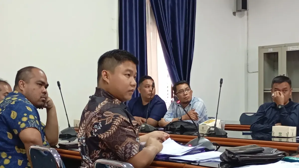 Dedy Irawan pemilik lahan 6 hektar memberikan penjelasan pada RDP lintas komisi di Kantor DPRD Deliserdang. (Batara/Sumut Pos)