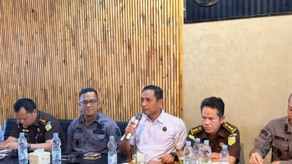 
Kasi Intelijen Kejari Binjai, Ronald Reagan Siagian (pegang mic) saat memberi kata sambutan dalam coffee morning dengan insan pers. (Intelijen Kejari Binjai/Sumut Pos)