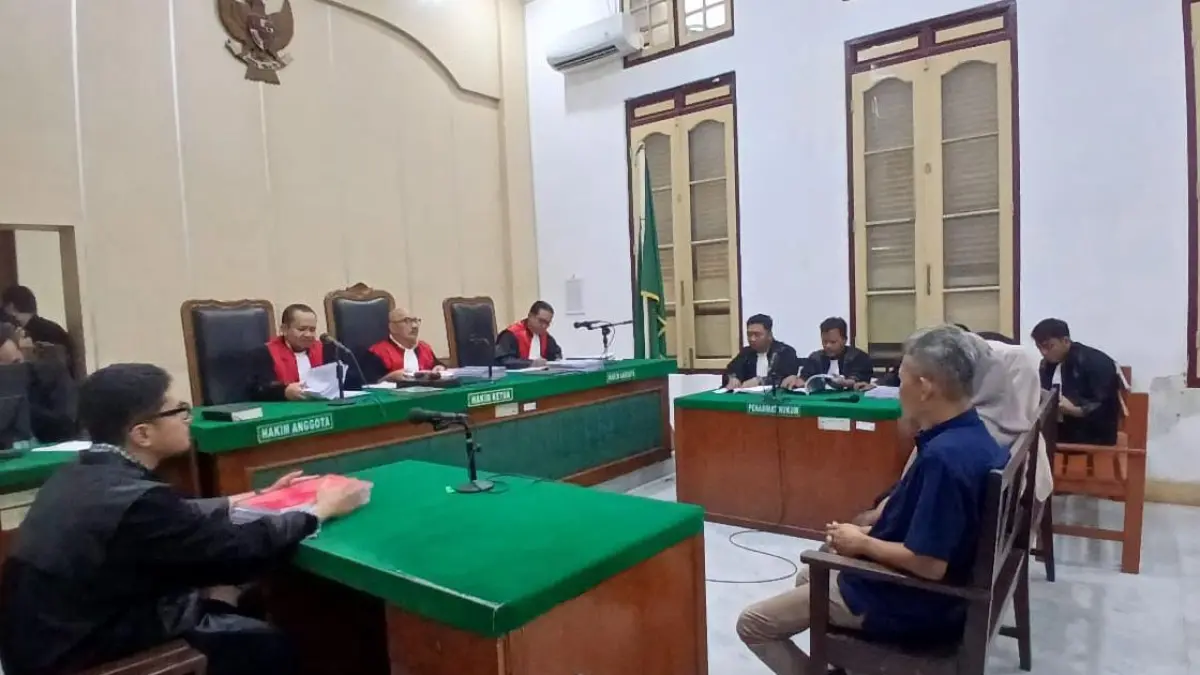KORUPSI DANA BOS: Lima terdakwa korupsi Dana BOS SMK Kesehatan Tebingtinggi, menjalani sidang tuntutan di Pengadilan Tipikor Medan, Rabu (5/8/2026) sore. (Dok: Gusman/Sumut Pos)
