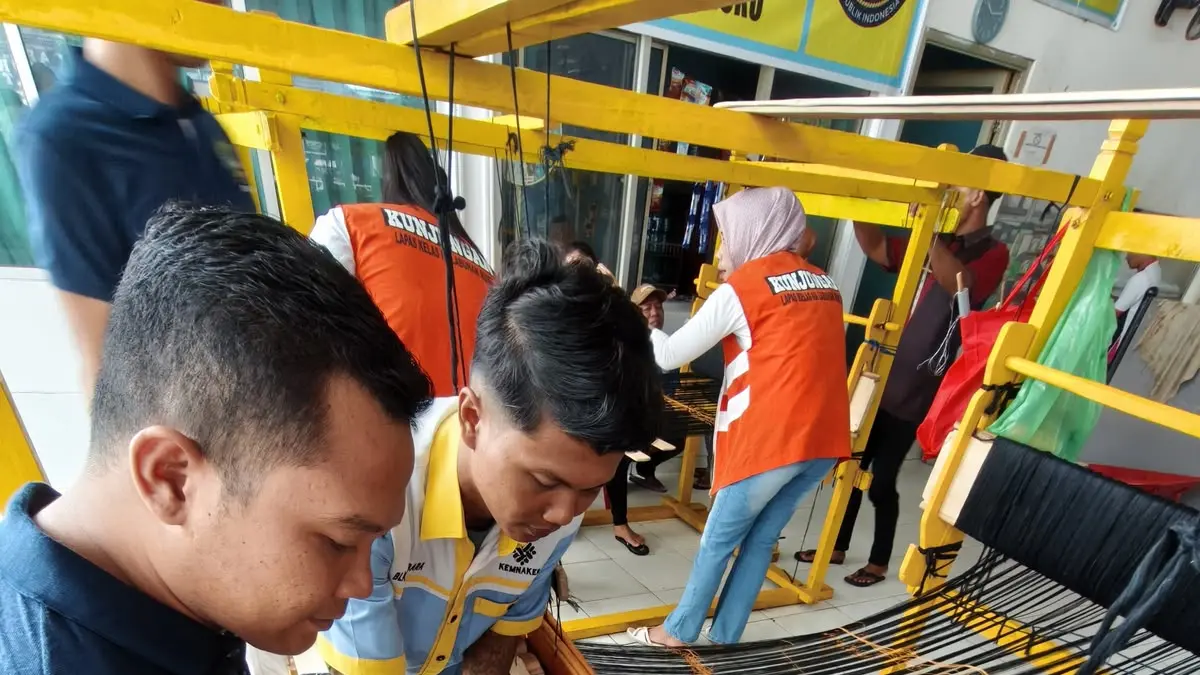 Lapas Kelas IIA Labuhan Ruku secara aktif menyelenggarakan kegiatan pembinaan keterampilan Tenun Songket bagi para warga binaan pada Senin (03/08/2026). (Foto Liberti H Haloho/Sumut Pos)