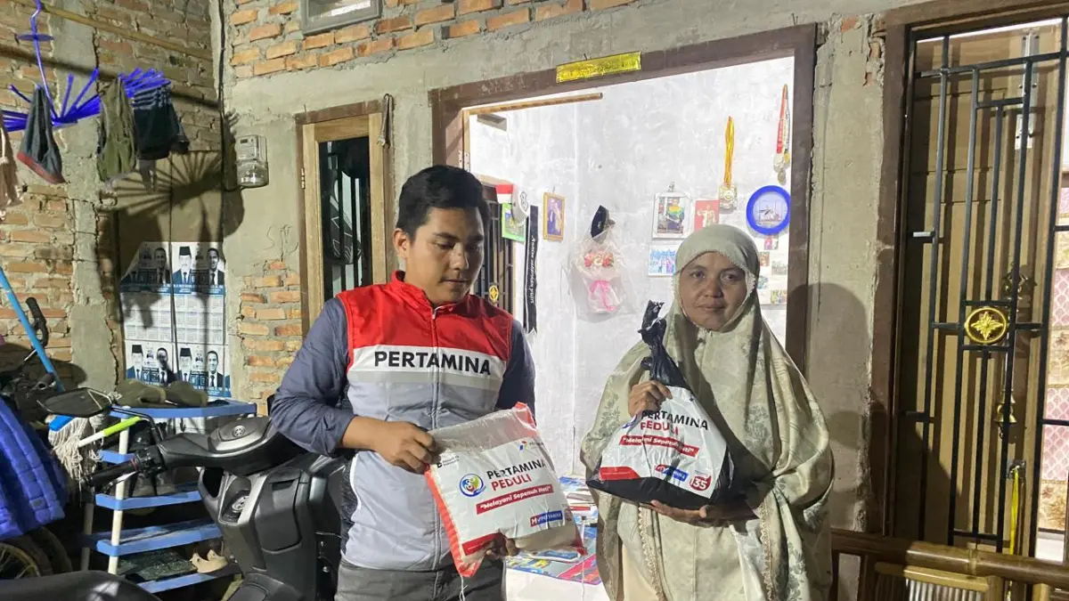 Peduli Korban Banjir, Pertamina Patra Niaga Sumbagut Salurkan 100 Paket Bantuan di Padang.