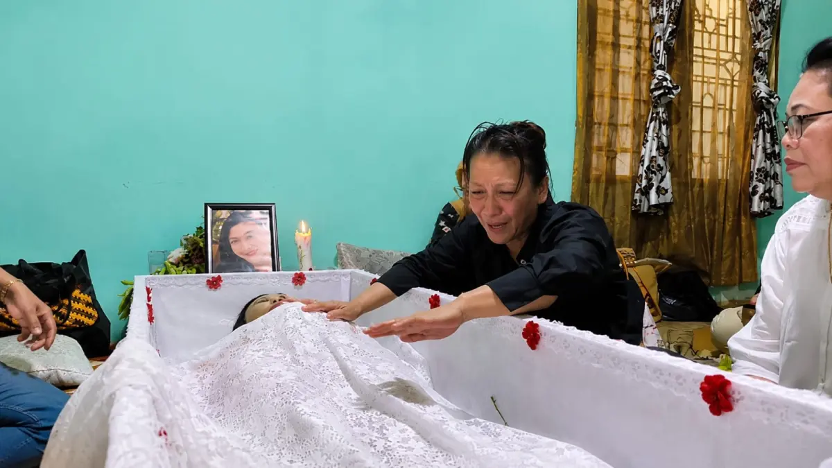 PETI: Yestin Laia ibu WLG menangis di peti mati anaknya yang diduga tewas bunuh diri. (Dok: Gusman/Sumut Pos)
