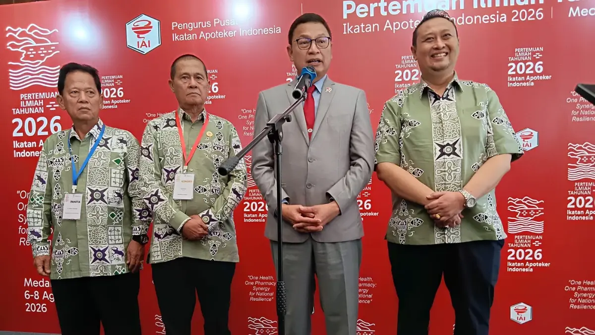 WAWANCARA: Kepala BPOM Prof dr Taruna Ikrar, MBiomed, MD, PhD, saat diwawancai wartawan, didampingi Ketua PP IAI Lilik Yusuf Indrajaya, Ketua IAI Sumut Agustama dan lainnya. (DOK: Laila Azziah)