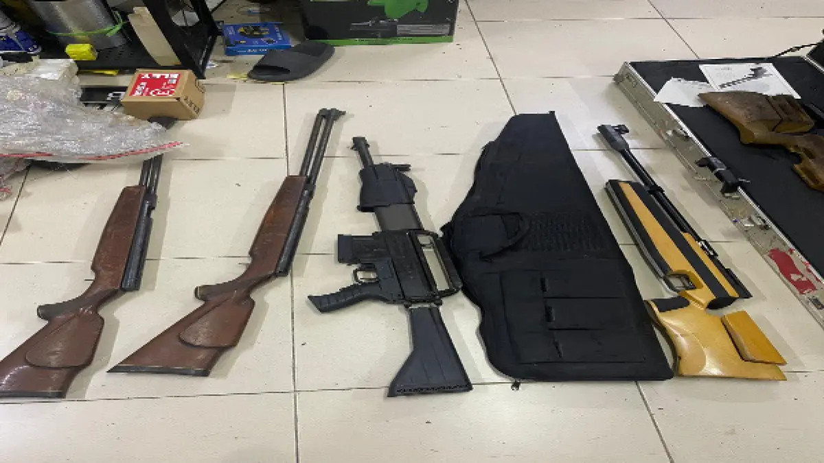 Beberapa senjata baik laras panjang dan pendek yang diamankan dari sebuah bunker rahasia di salah satu sekolah yang ada di Jakarta Selatan. (Jawa Pos/Sumut Pos)