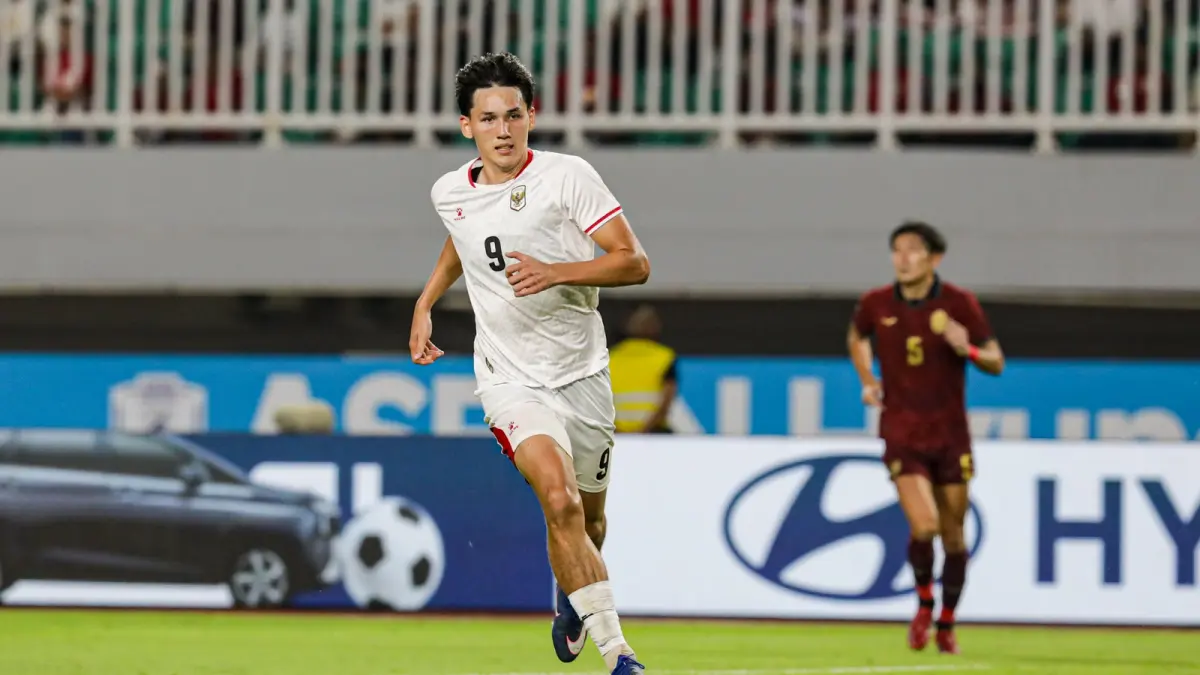 Pesepak bola Timnas Indonesia Mitchel Lee Beker saat pertandingan melawan Kamboja pada ASEAN Hyundai Cup 2026 di Stadion Pakansari, Kabupaten Bogor, Jawa Barat, Senin (27/7/2026). Timnas Indonesia kalahkan Kamboja dengan skor 5-1. (FOTO: SALMAN TOYIBI/JAWA POS)