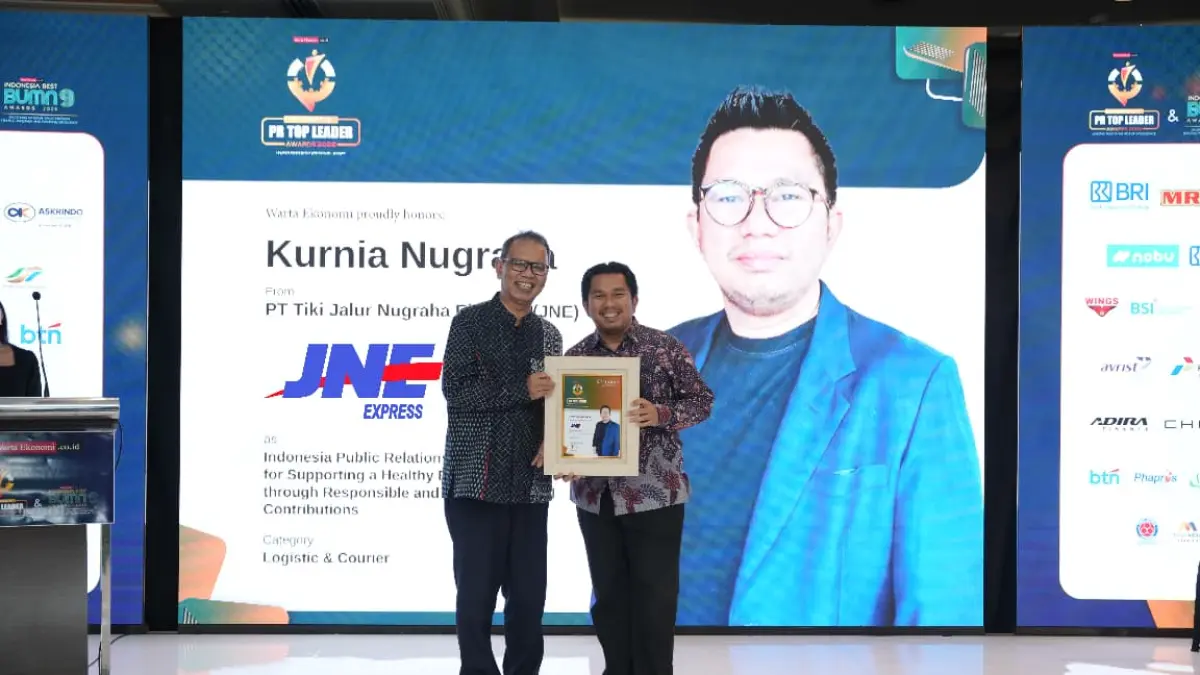 Kurnia Nugraha, Media Communication Head JNE, menerima penghargaan Indonesia Public Relations Top Leader 2026 for Supporting a Healthy Business Growth Through Responsible and Impactful Social Contributions untuk kategori Logistik dan Kurir, Kamis (30/7). (Foto : JNE)