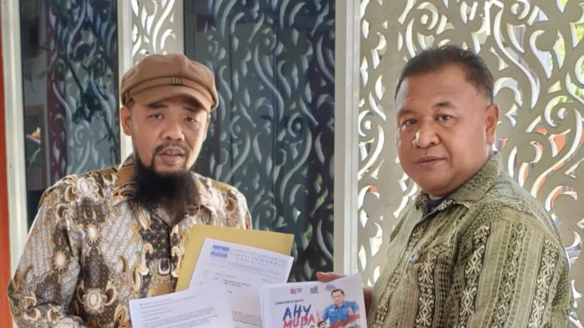 
Kader DPC Partai Demokrat (kiri) saat memberikan brosur sosialisasi sekaligus mengajak pelajar di Kota Binjai untuk mengikuti Lomba Rakyat Pidato AHY Muda tahun 2026. (Foto dari tim/Sumut Pos)