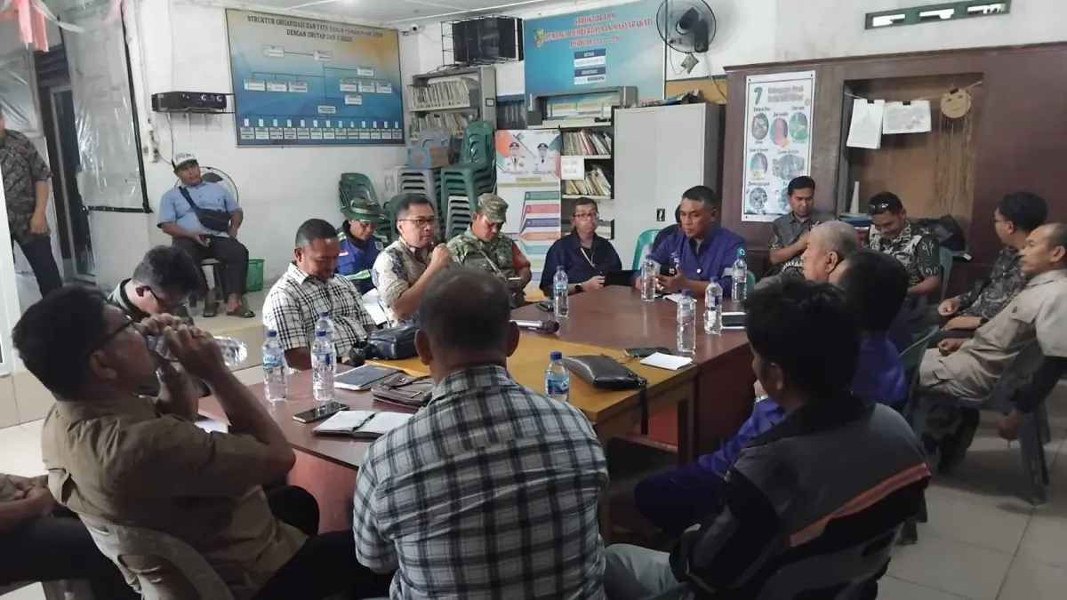 BBKSDA Sumut Sektor III Pematang Siantar bersama PU Pengairan, pelaksana proyek bendungan, konsultan proyek, Camat Limapuluh Pesisir, Camat Sei Suka, Kepala Desa Gambus Laut dan Kepala Desa Kuala Indah menggelar rapat untuk mencari solusi dampak pengalihan aliran Sungai Sidalu Dalu ke Sungai Gambus, Jumat (7/8/2026), di Aula Kantor Desa Pematang Panjang, Kecamatan Air Putih, Batu Bara.  ( Liberti H HaloHo/Sumut Pos)