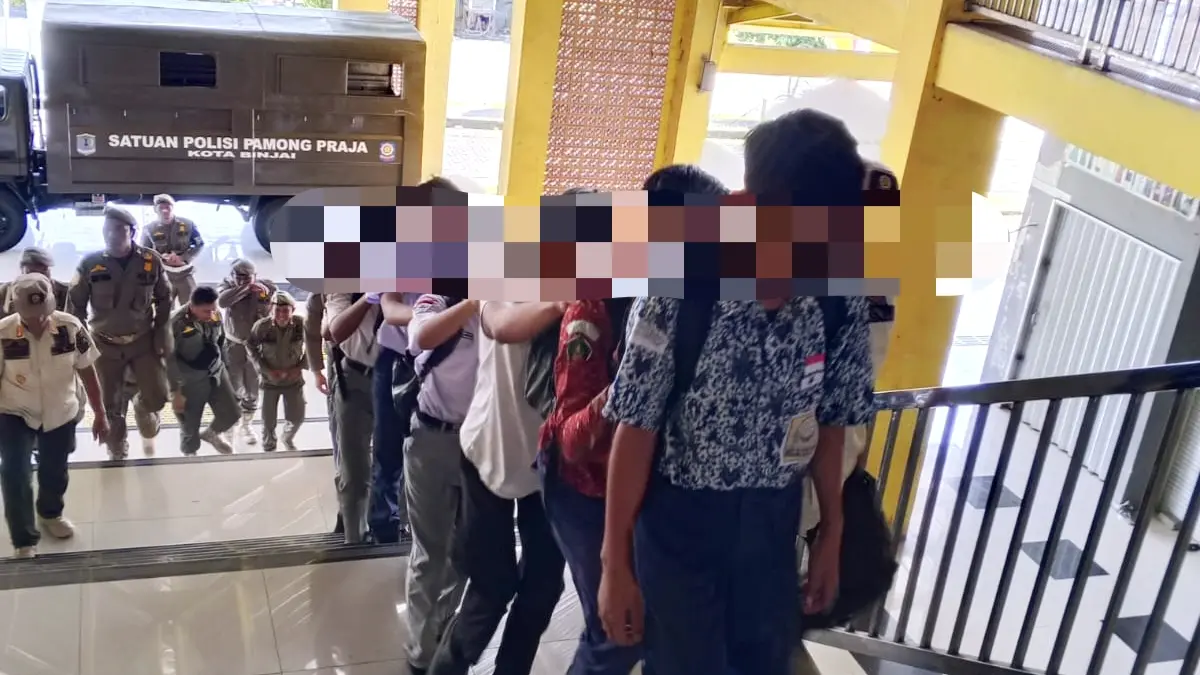 
Pelajar yang bolos terjaring razia kasih sayang. (Foto dari Satpol PP Binjai/Sumut Pos)