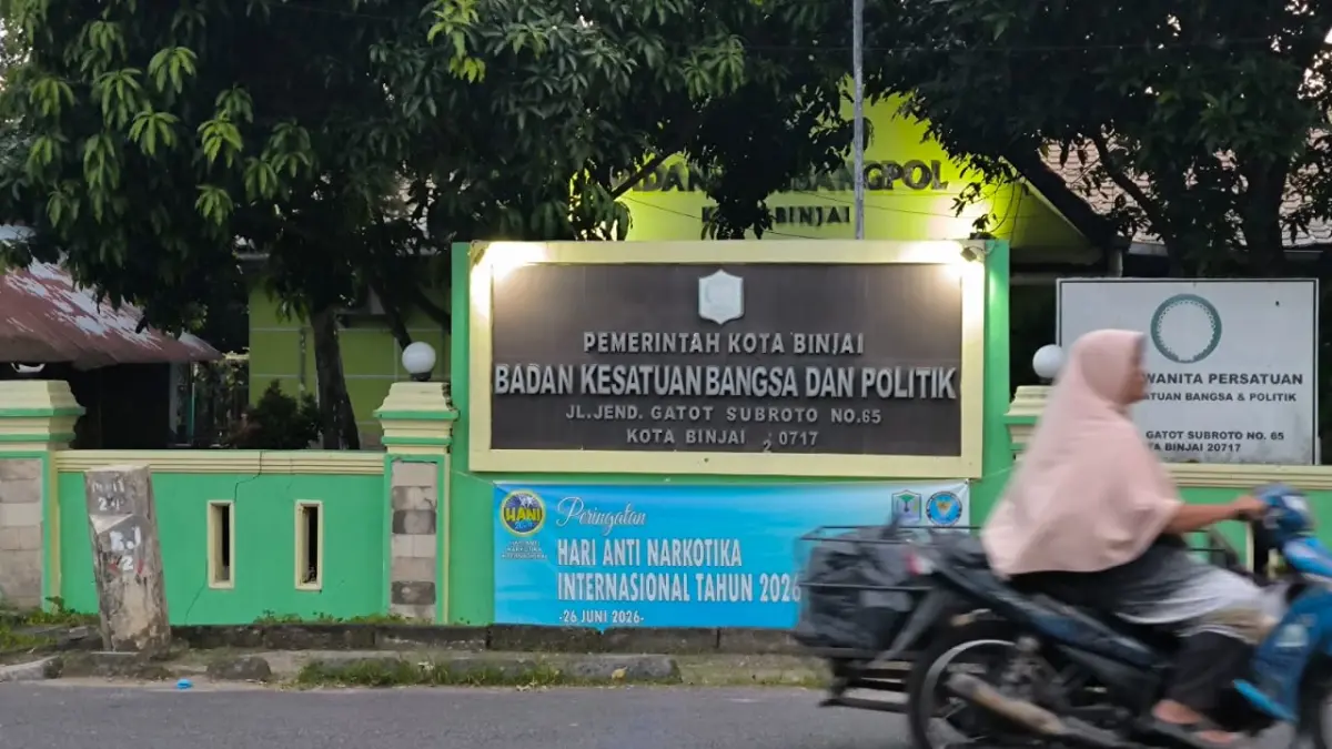
Pengendara becak bermotor saat melintas di depan Kantor Badan Kesbangpol Binjai. (Teddy Akbari/Sumut Pos)