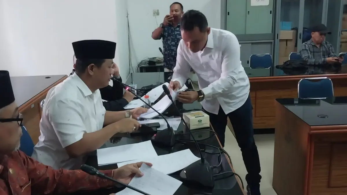 Pimpinan RDP, Anggota DPRD Komisi II, Indra Silaban menerima bekas izin kandang ayam bodong diserahkan oleh pengacara korban Dedy Iskandar, Nasib Butar butar SH. (Batara/Sumut Pos)