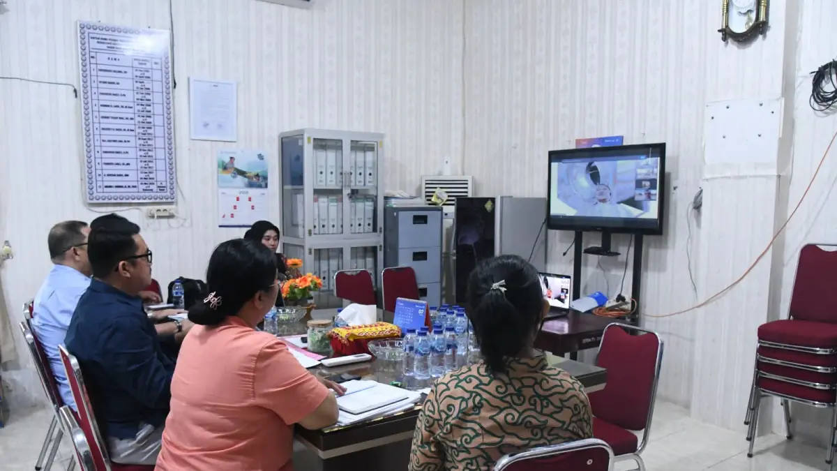 Pj Sekda Nisel, Amsarno Sarumaha saat mengikuti zoom meeting koordinasi ketersediaan dan distribusi LPG 3 KG se-Kepulauan Nias. Kamis, (6/8)2026). ( Eriusman Duha/Sumut Pos)