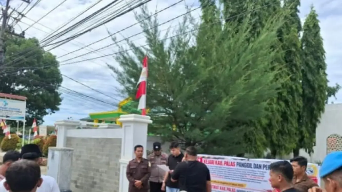 Puluhan Mahasiswa GEMPUR PALAS demo Kejari dan Inspektorat,Jumat 7 Agustus 2027. (Mitra Harahap/Sumut Pos)
