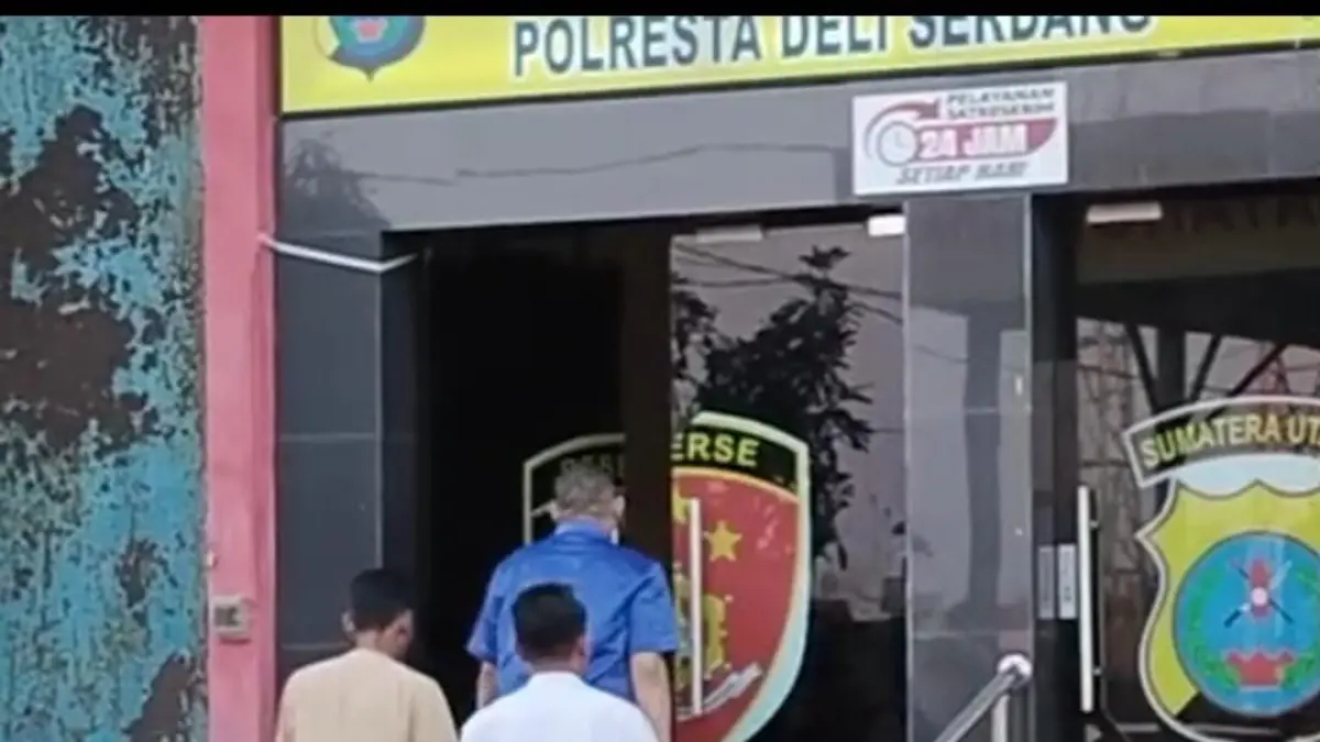 Terisangka SH alias K (kiri)saat memasuki ruangan Sat Reskrim Polresta Deliserdang.(Batara/Sumut Pos)