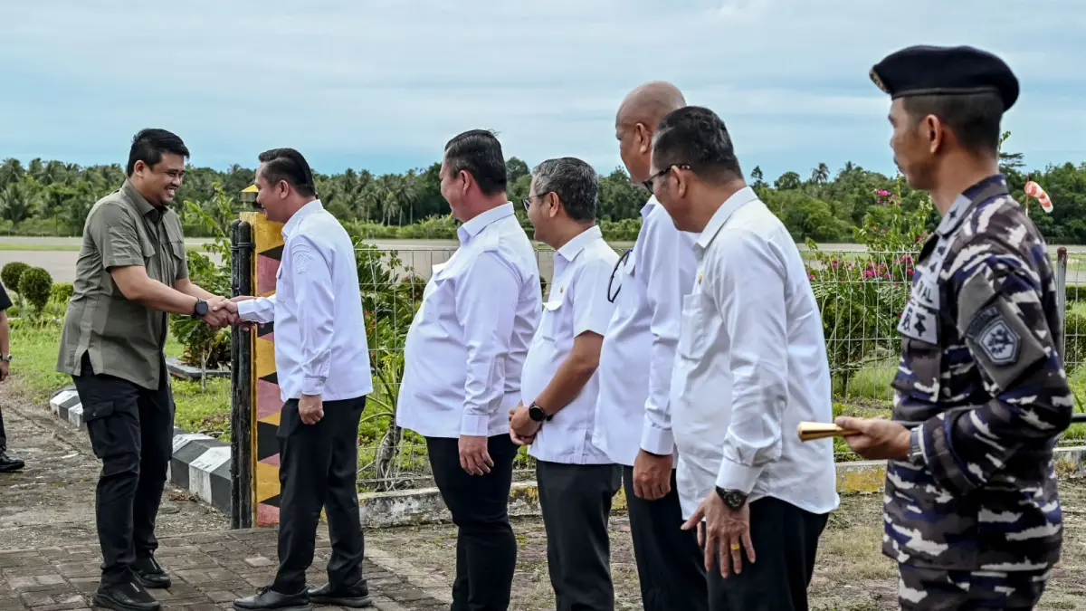 
TIBA DI NIAS: Gubernur Sumatera Utara (Gubsu) Muhammad Bobby Afif Nasution disambut Bupati dan Walikota serta Forkopimda Kepulauan Nias saat tiba di Bandar Udara Binaka Nias, Rabu (5/8). DOK DISKOMINFO SUMUT )
