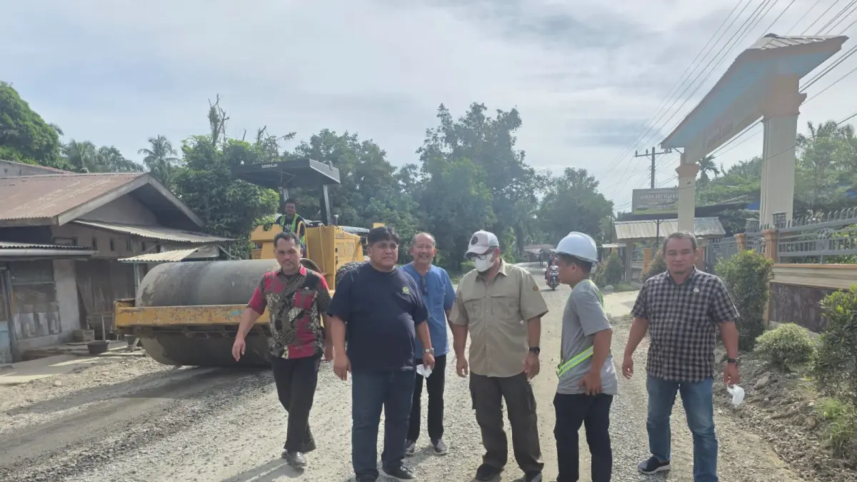 TINJAU: Anggota Banggar DPRD Sumut, Capt Edi Surahman Sinuraya M.Mar bersama pihak Dinas BMBKCK Sumut dan tokoh masyarakat saat meninjau lokasi pengerjaan ruas Jalan Binjai - Bukit Lawang. (Dok: Tim)