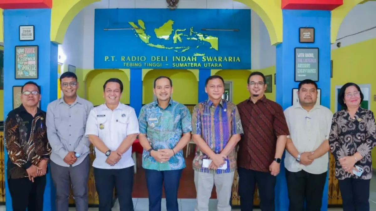 Walikota Tebingtinggi H. Iman Irdian Saragih foto  bersama usai dialog podcast bertajuk "SP3 Catin, Langkah Awal Wujudkan Generasi Bebas Stunting" di Radio DIS FM, Kamis (6/8/2026). (Azan Purba / Sumut Pos)
