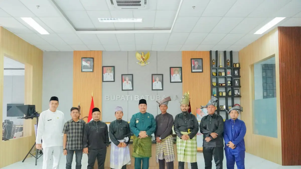 AUDIENSI: Bupati Batu Bara Dr. H. Baharuddin Siagian, menerima audiensi Panitia Komunitas Batu Bara Bertanjak Jilid 7 Tahun 2026 di Ruang Kerja Bupati Batu Bara, Kecamatan Lima Puluh, Jumat (7/8/2026). (Dok: Komimfo Batubara)


