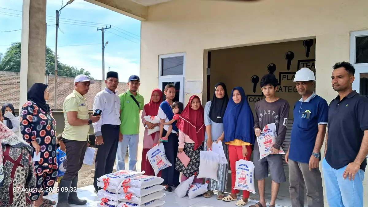 BANSOS: Manager PT SAS Dedi Arisandi saat serahkan Bansos bagi 75 warga yang berada di sekitar PT SAS, Jumat (7/8/2026). (Dok: Liberti H Haloho/Sumut Pos)
