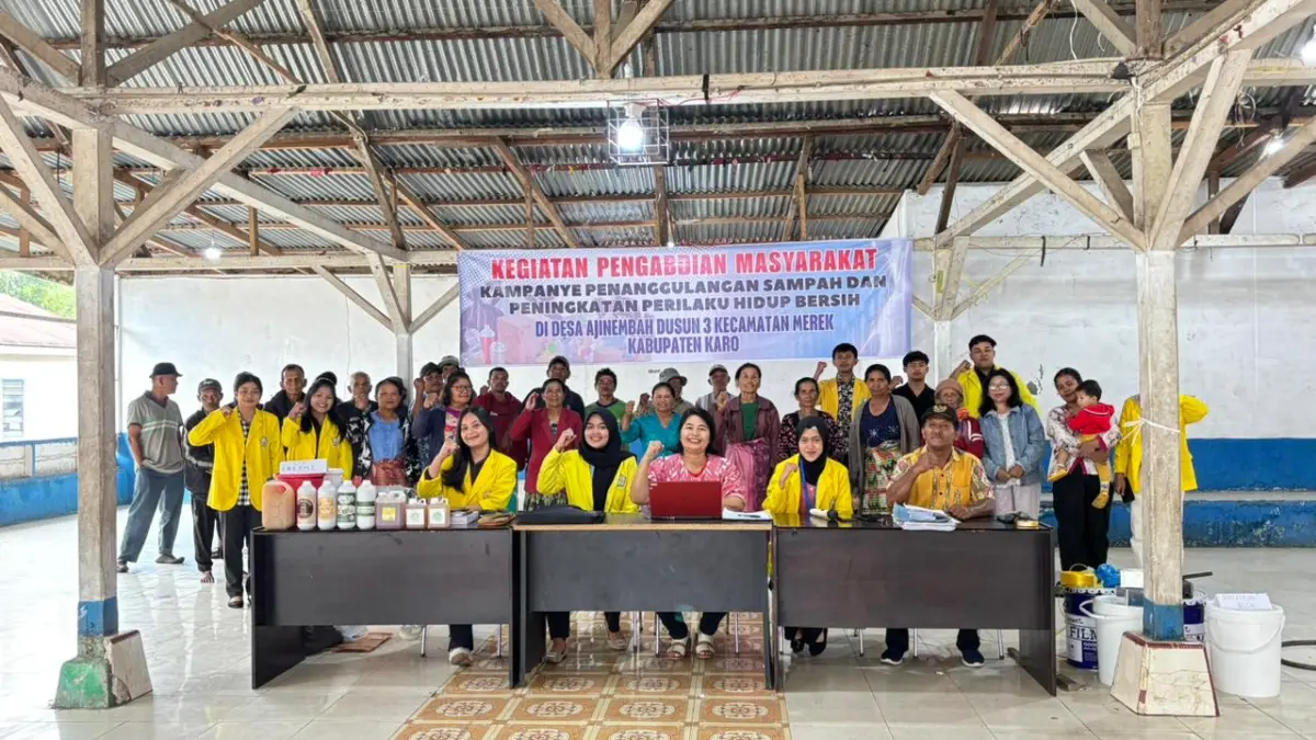 BERSAMA: Tim pengabdian masyarakat Poltekkes Kemenkes Medan, Heriaty Brutu SST, M.K.M, Susanti Br Perangin-angin, SKM, M.Kes dan mahasiswa diabadikan bersama masyarakat Desa Ajinembah, Kecamatan Merek, Kabupaten Karo. (Dok: Rudy Sitanggang/ Sumut Pos)