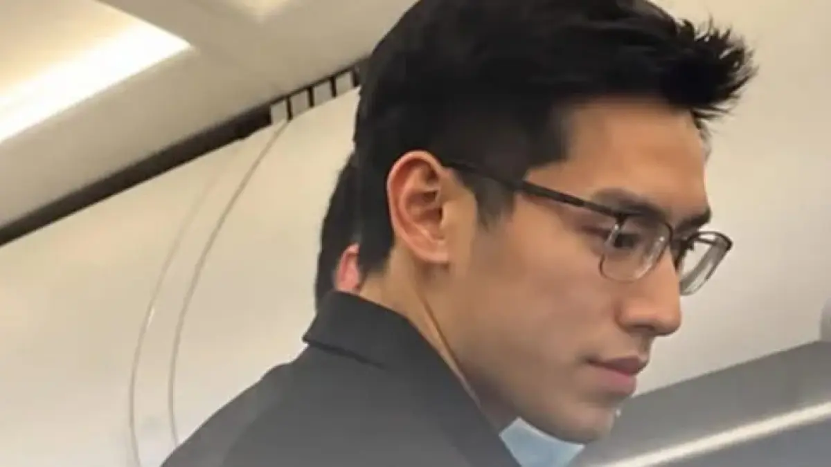 Dokter asal Hongkong viral setelah membantu menyelamatkan seorang penumpang yang tiba-tiba kehilangan kesadaran dalam penerbangan menuju Fukuoka, Jepang. (Instagram @lambegosiip)