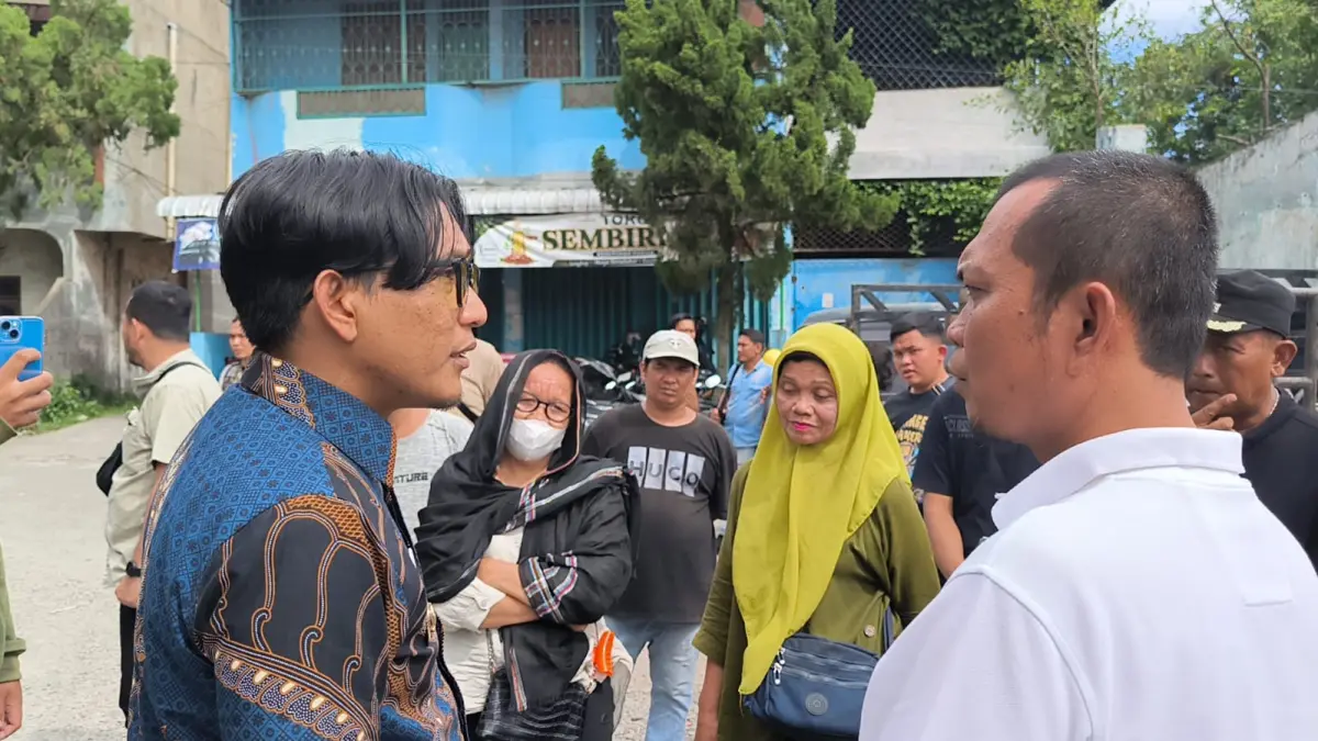 INFRASTRUKTUR: Wawako Binjai, Hasanul Jihadi (kiri) saat turun melihat buruknya infrastruktur di seputaran Pasar Tavip sekaligus mendengar keluhan masyarakat. (Dok: Teddy Akbari/Sumut Pos)