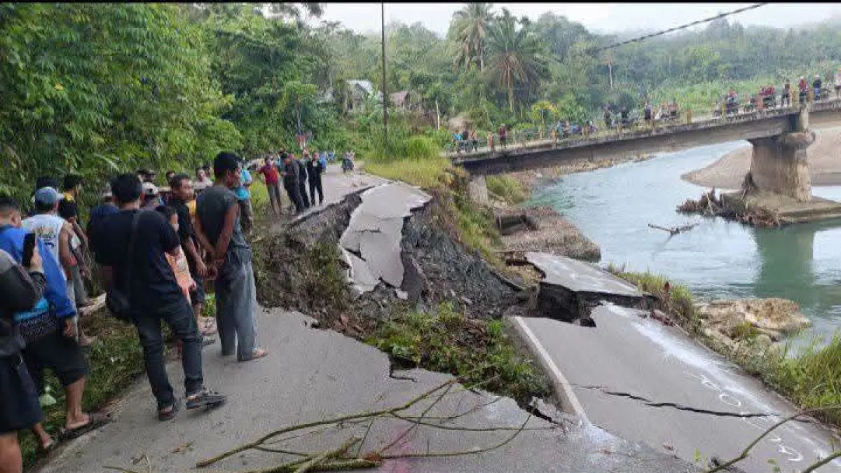 JALAN: Kondisi jalan penghubung antara Kecamatan Sidua