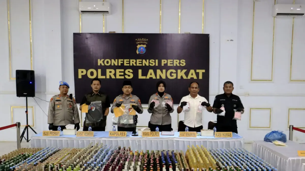 KASUS: Kapolres Langkat, AKBP Hannry Tambunan beserta jajaran reserse kriminal dan reserse narkoba saat memaparkan kasus menonjol yang berhasil diungkap. (Dok: Humas Polres Langkat)