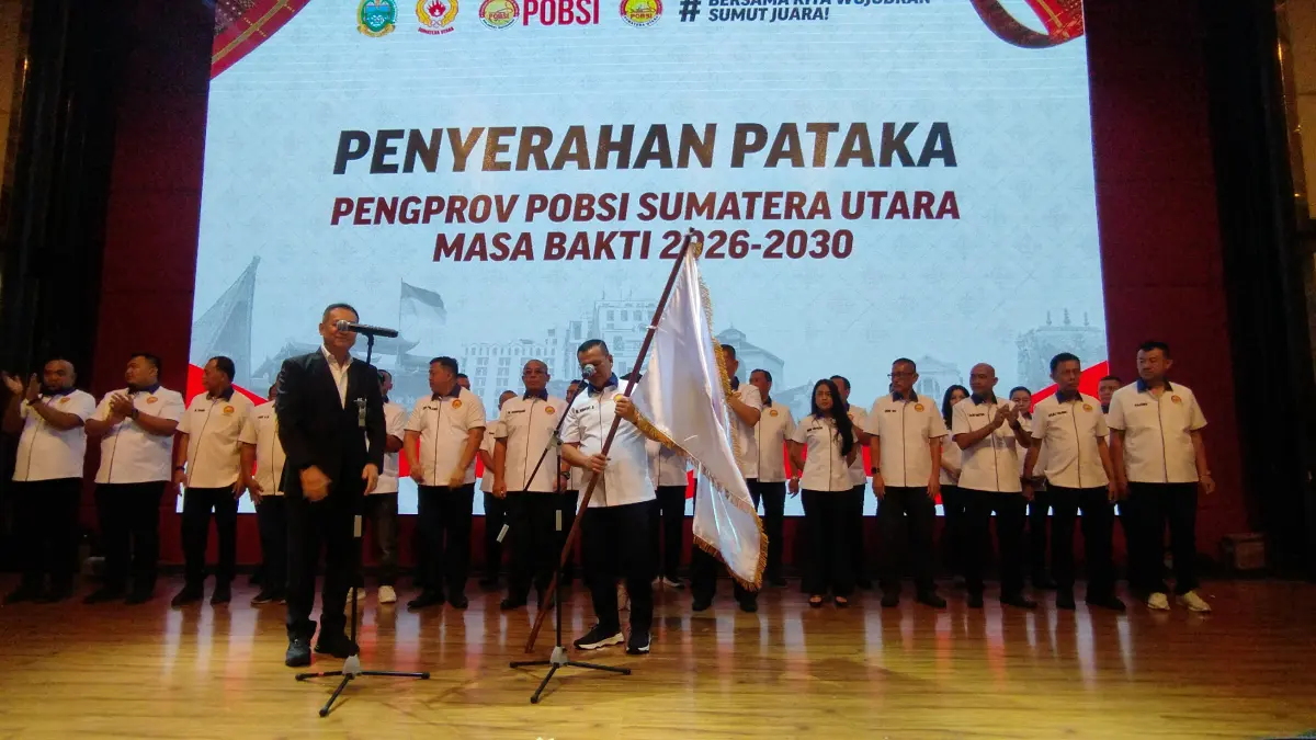 PATAKA: Ketua Pengprov POBSI Sumut HM Hidayat Batubara menerima pataka dari Ketua Harian PB POBSI Syafril Nasution pada pelantikan di Hotel Adimulia, Medan, Sabtu (8/8/2026). (Dok Pribadi)