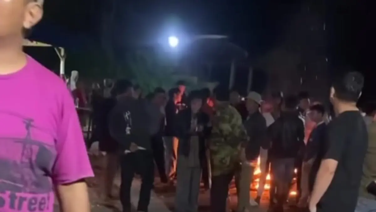 BLOKIR: Warga memblokir jalan hingga wisatawan yang ingin masuk dan keluar terjebak. (foto warga)