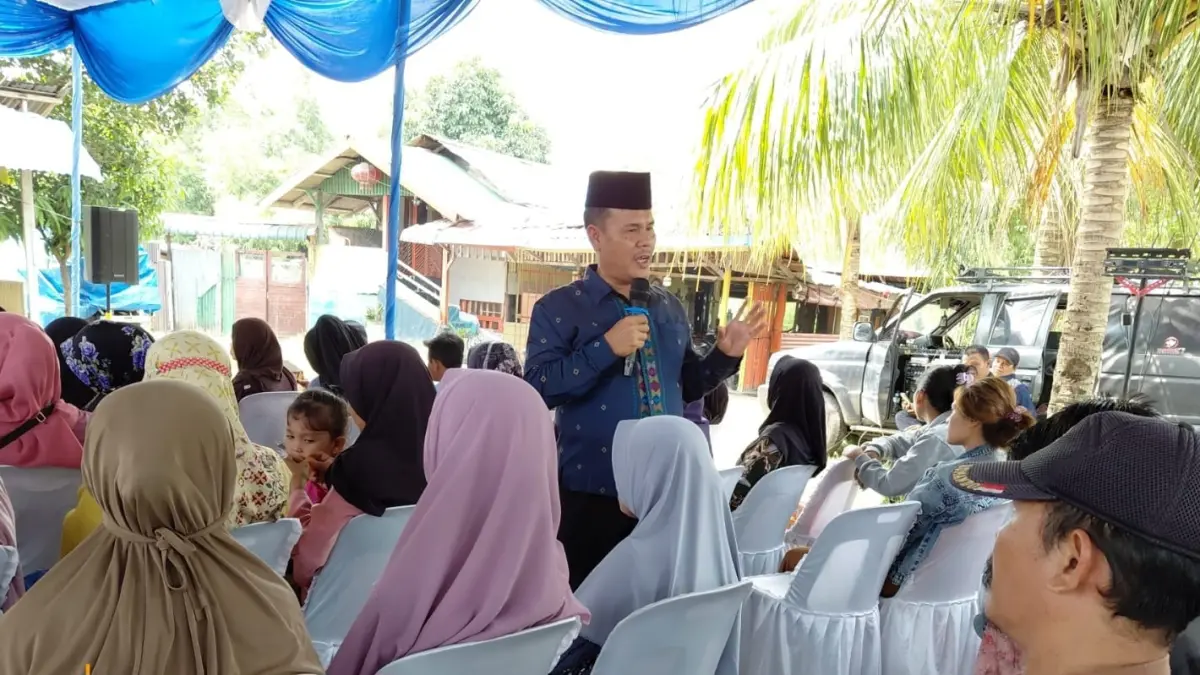PEMBINAAN: Anggota DPRD Kota Medan Fraksi Partai Demokrat, Dr. H. Muslim Harahap M.S.P saat menggelar kegiatan Pembinaan Ideologi Pancasila dan Wawasan Kebangsaan di Jalan Sekata Ujung Lingkungan X, Kelurahan Tanah Enam Ratus, Kecamatan Medan Marelan, Minggu (9/8/2026). (Dok Pribadi)