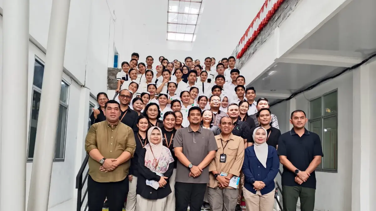 Gubsu Bobby Afif Nasution berfoto bersama dengan Direktur Poltekkes Medan bersama civitas akademika prodi D3 keperawatan Gunungsitoli Poltekkes Medan. ( Eriusman Duha/Sumut Pos) 