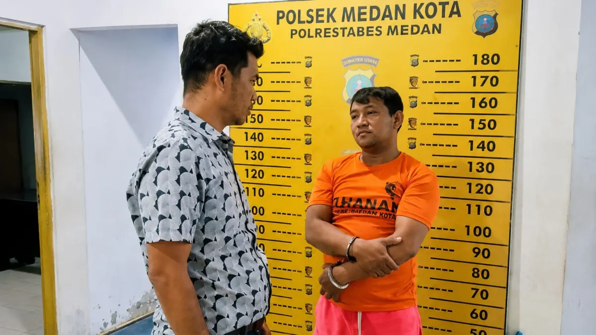 Kanit Reskrim Polsek Medan Kota, Iptu PM Tambunan, mengintrogasi pelaku usai ditangkap. (Dok: Polsek Medan Kota)