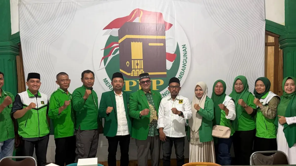  Ketua DPC PPP Kabupaten Serdang Bedagai terpilih, Akbar Dev, bersama pengurus PAC se-Sergai.(Fadly Sumut Pos)