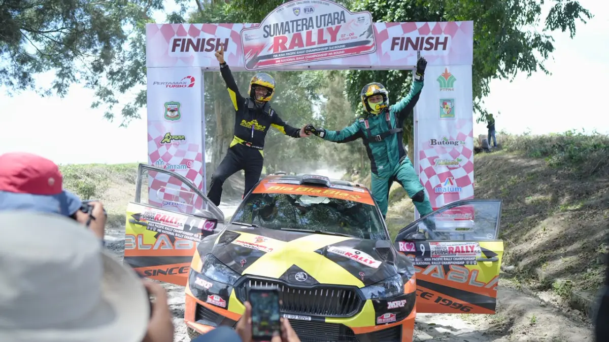 Musa Rajekshah alias Ijeck berpasangan dengan navigator asal Banten, Hervian Soejono, berhasil keluar sebagai juara Sumatera Utara Rally 2026 yang berlangsung di kawasan perkebunan teh Sidamanik, Kabupaten Simalungun, Minggu (9/8).