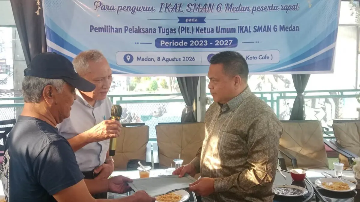 NOTULEN RAPAT: Hasrul Benny Harahap SH MHum (kanan) menerima notulen rapat penetapan dirinya menjadi Plt IKAl SMAN 6 Medan dari Pembina Junirwan Kurnia (pakai topi), sembari mendapat arahan singkat dari Penasehat dr Indra Azrial. (Dok Pribadi)