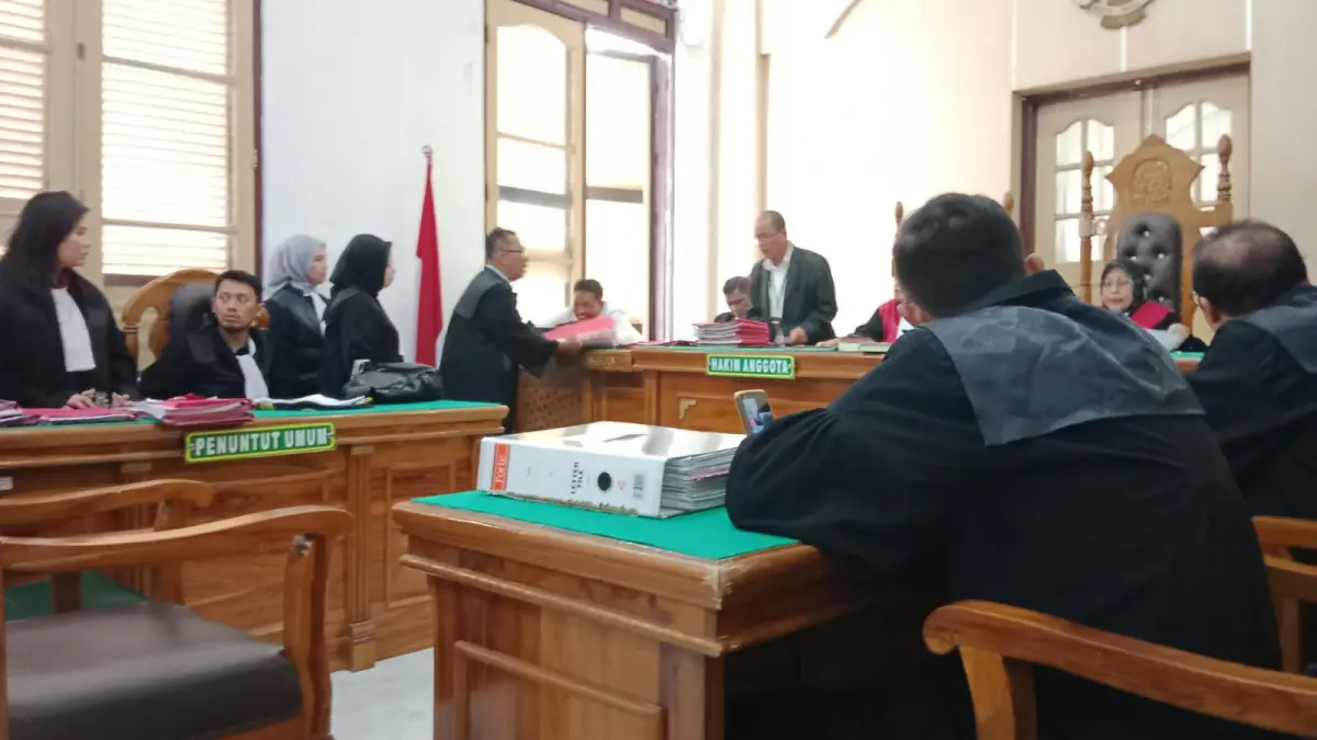 PN Medan saat menyidangkan terdakwa kasus narkotika secara virtual beberapa waktu lalu. (Dok: Gusman/Sumut Pos)