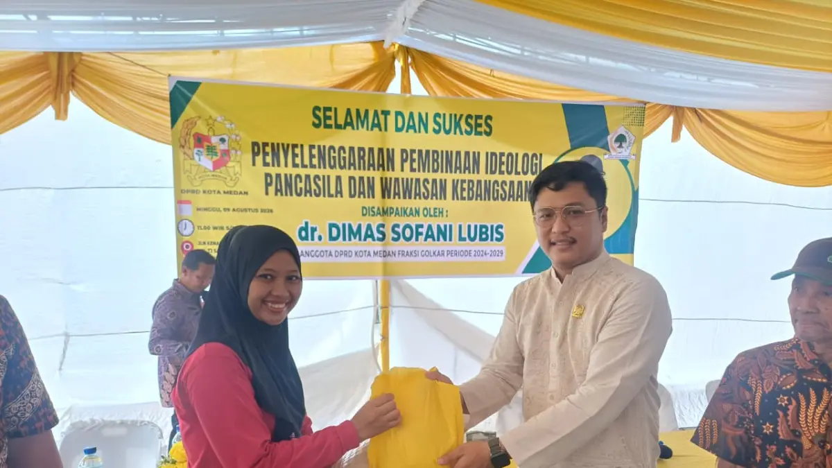  
Anggota DPRD Kota Medan Fraksi Partai Golkar, dr Dimas Sofani Lubis memberikan cinderamata kepada masyarakat saat menggelar kegiatan Pembinaan Ideologi Pancasila dan Wawasan Kebangsaan di Kelurahan Tanjungsari, Medan Selayang, Minggu (9/8/2026). (Markus Pasaribu/Sumut Pos) 