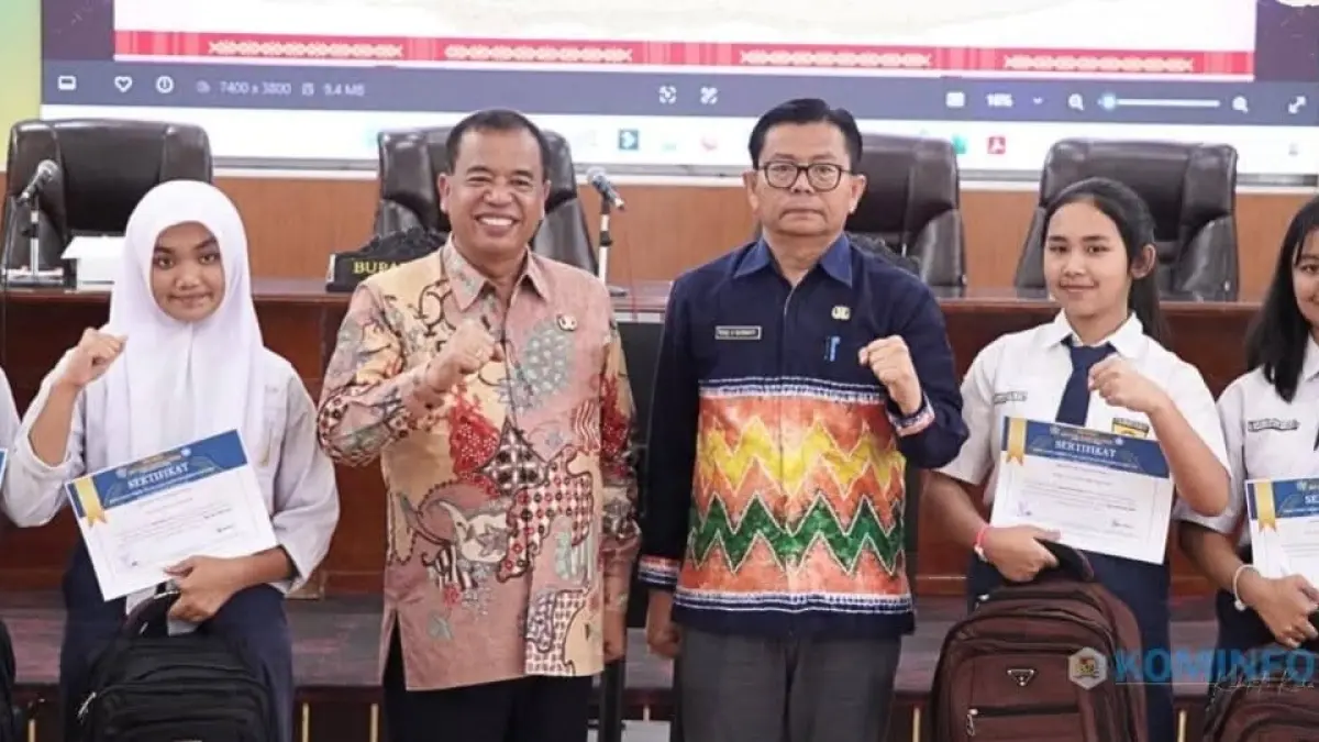 BERANGKAT: Bupati Karo menghadiri  pemberangkatkan siswa yang mendapat beasiswa dari CSR perusahaan. (foto Kominfo Karo/Sumut Pos)