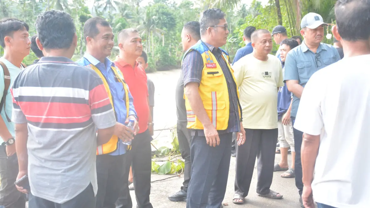 Bupati Nisel, Sokhiatulo Laia didampingi PJ Sekda Nisel Amsarno Sarumaha dan Kadis PUTR pada saat meninjau lokasi jalan longsor di Desa Taluzusua. Minggu, (9/8/2026). (Eriusman Duha/Sumut Pos)
