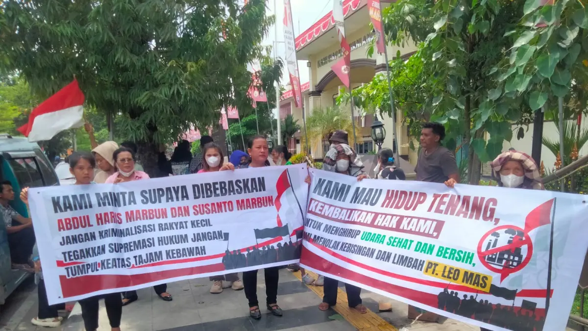 DEMO: Puluhan warga Sunggal, Deliserdang, menggelar aksi demo di Mapolrestabes Medan, Senin (10/8/2026). (Dok: Gusman/Sumut Pos)

