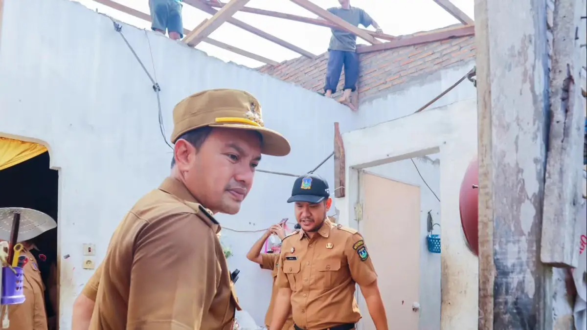 Wali Kota Tebingtinggi H. Iman Irdian Saragih bersama Camat Bajenis Ari Miranda , kapolsek Rambutan AKP Darma Indrajaya, meninjau kondisi rumah warga yang terdampak angin puting beliung di Kelurahan Pinang Mancung, Kecamatan Bajenis, Senin (10/8/2026). (Azan Purba/Sumut Pos)