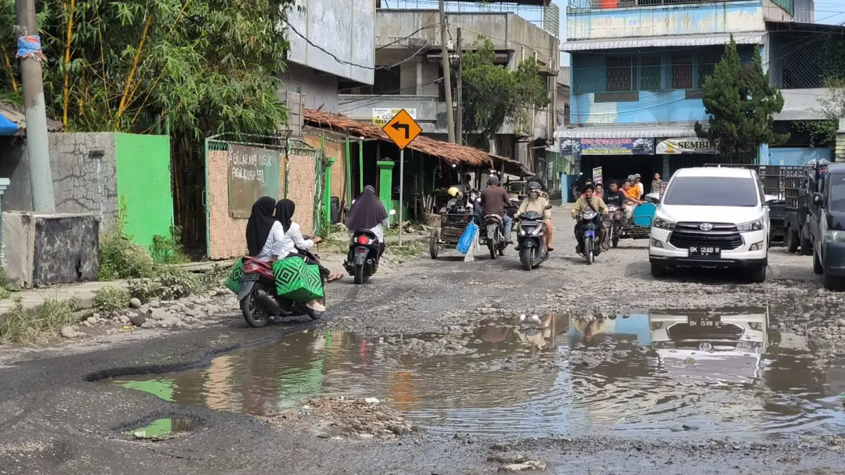 
Jalan Wahidin Baru seputaran Pasar Tavip Binjai seperti kubangan yang akan diperbaiki tahun 2026 ini dengan menggunakan Dana TKD. (Teddy Akbari/Sumut Pos)