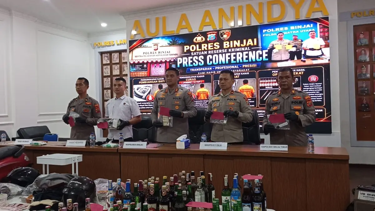 
Kapolres Binjai, AKBP Raden Bimo Moernanda (tengah) saat menunjukkan barang bukti pengungkapan kasus bayi diduga dibuang. (Humas Polres Binjai/Sumut Pos)