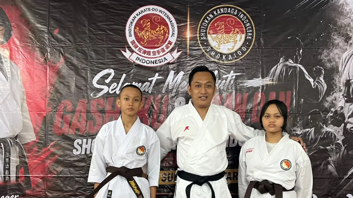 KEHORMATAN: Ketua Umum KONI Medan, Aswindy Fachrizal (tengah) menerima DAN Kehormatan dari Perguruan Shokaido Sumatera Utara. (Dok KONI Medan)