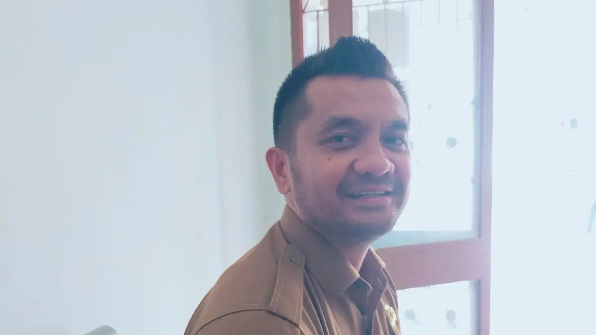 Kepala BKAD Dairi, Rahmat Syah Munthe sedang memberikan keterangan kepada wartawan, Senin (10/8). (RUDY SITANGGANG/SUMUT POS)