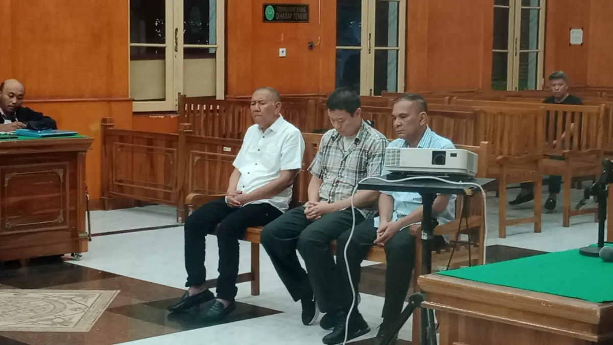 KORUPSI: Tiga terdakwa korupsi pengadaan Smartboard Tebingtinggi, menjalani sidang tuntutan di Pengadilan Tipikor Medan, Senin (10/8/2026) malam. (Dok: Gusman/Sumut Pos)

